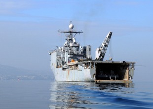 Dock landing ship USS Gunston Hall (LSD-44) 2