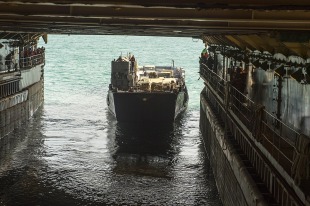 Dock landing ship USS Gunston Hall (LSD-44) 4