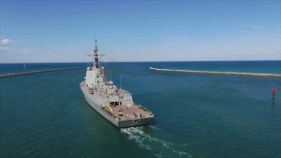 Guided missile destroyer HMAS Brisbane (DDG 41) 5