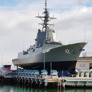 Guided missile destroyer HMAS Sydney (DDG 42) 2
