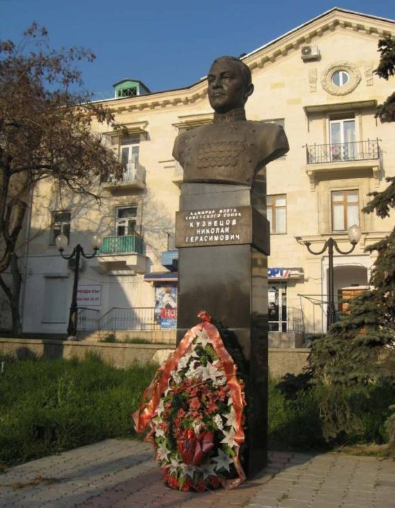 Памятник адмиралу Кузнецову в Севастополе
