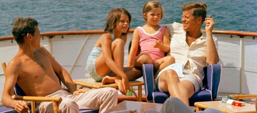 Президент Джон Ф. Кеннеди со своими детьми на борту яхты Honey Fitz