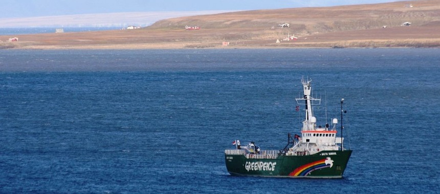 Ледокольное судно Arctic Sunrise в открытом море