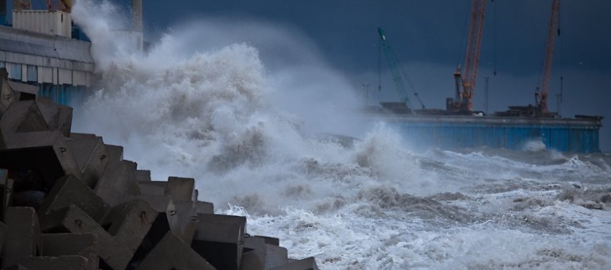 Сильное волнение моря в Сочинском порту