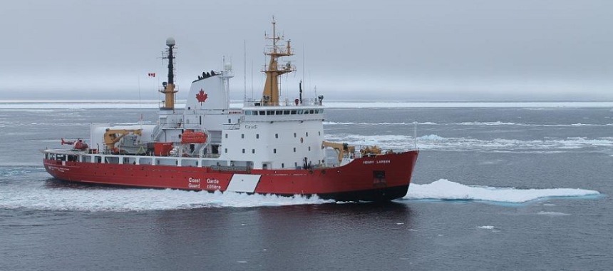 Речной ледокол CCGS Henry Larsen во льдах