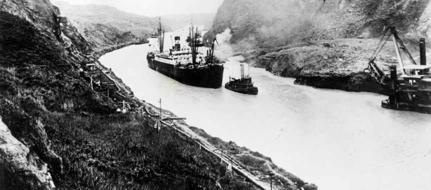 Проход парохода по Панамского каналу