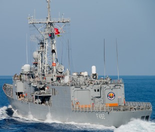 Guided missile frigate USS Flatley (FFG-21) 2