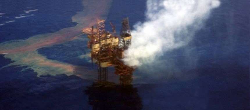 Во время ликвидации утечки нефти загорелась нефтяная платформа в Тиморском море