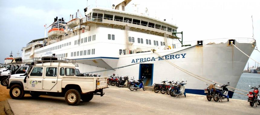 Плавучий госпиталь Africa Mercy в Африканском порту