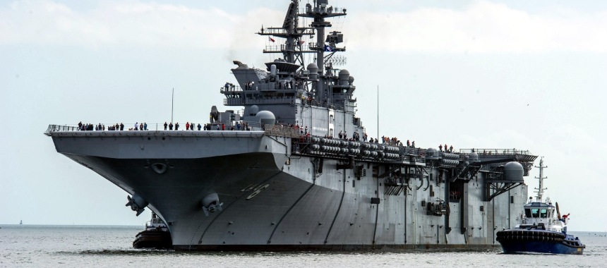 Универсальный десантный корабль USS America (LHA-6) в порту Pascagoula, 2013 год