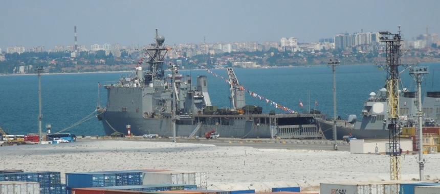 Десантный корабль USS Whidbey Island в контейнерном терминале порта Одессы