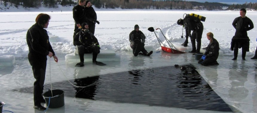 Подготовка к спуску под лед