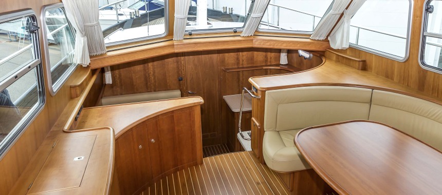 Интерьер моторной яхты LINSSEN Grand Sturdy 430 Mark II