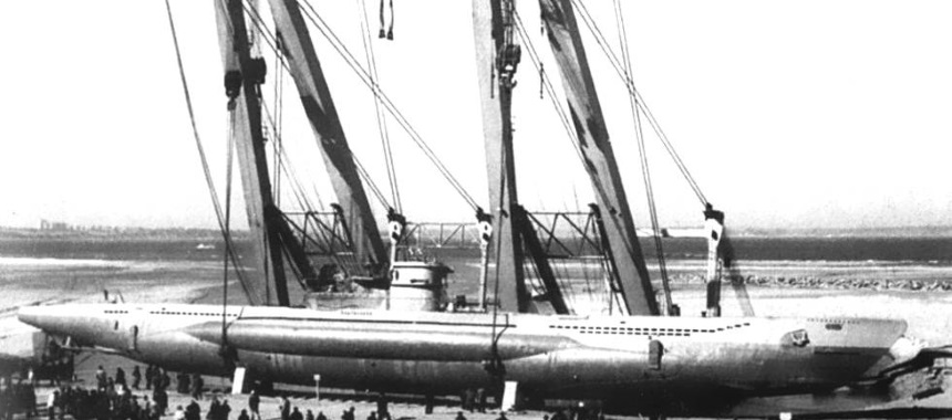 Установка субмарины музея U-995 на побережье