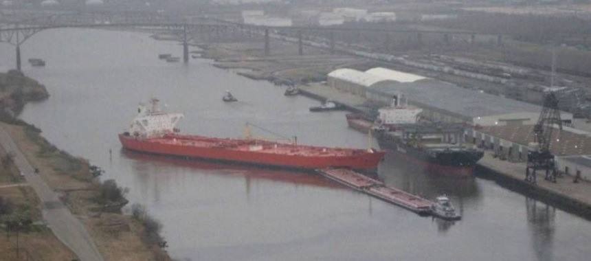 Столкновение баржи с танкером. Более 2000 тонн нефти попали в акваторию порта