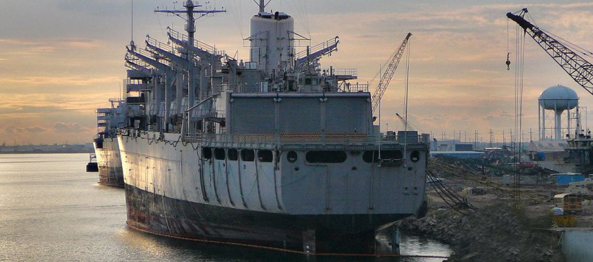 Транспорт USS Sacramento в порту Брансвилль