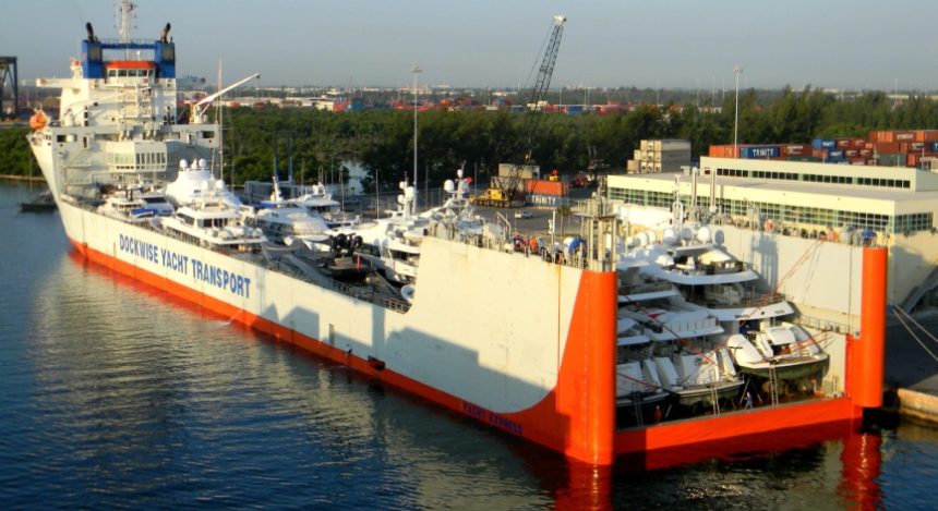 Транспортное полупогружное судно Yacht Express готово к отправке