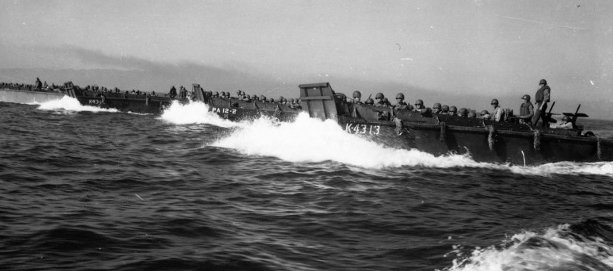 Морские пехотинцы следуют к зоне высадки