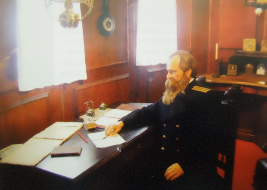 Восковая фигура адмирала Макарова
