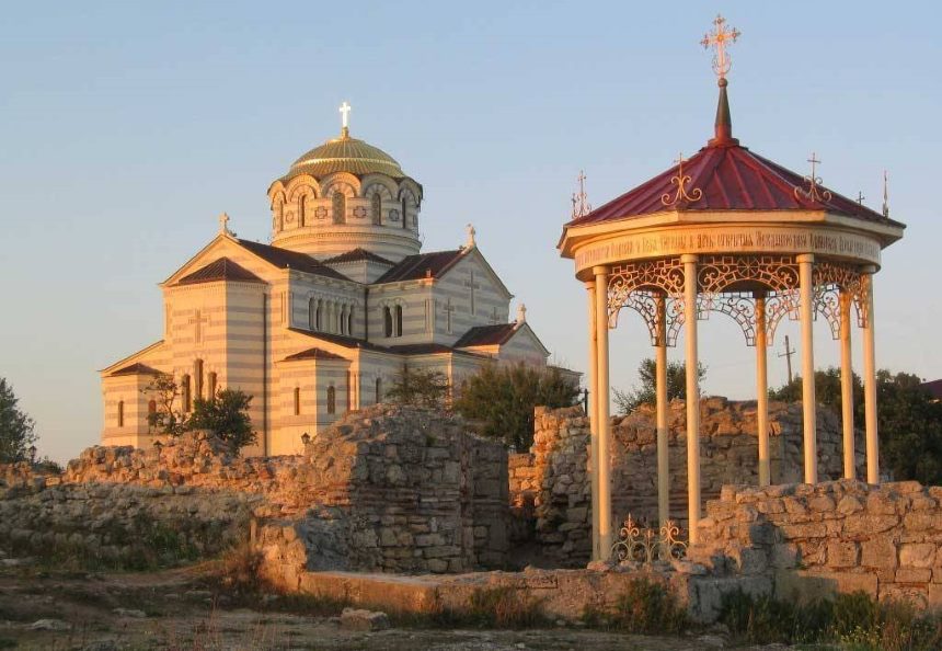 Купель, где крестился князь Владимир, руины Херсонеса