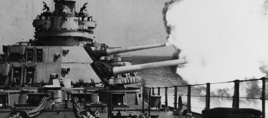 Залп главных орудий линкора USS Iowa