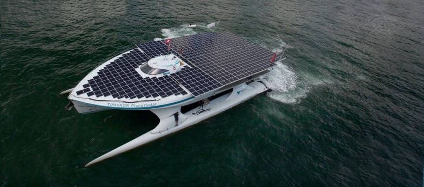 Самый большой катамаран на солнечных батареях уже год пересекает мировой океан