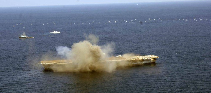 Взрыв авианосца USS Oriskany