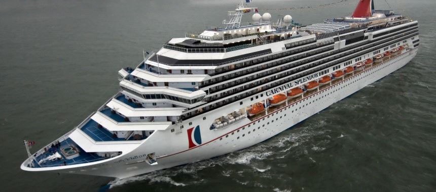 Круизный лайнер «Carnival Splendor» с пассажирами на борту дрейфует в Тихом океане