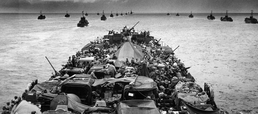 Береговая охрана доставляет морских пехотинцев к высадке у мыса Глостер, Новая Англия. 24 декабря 1943 года
