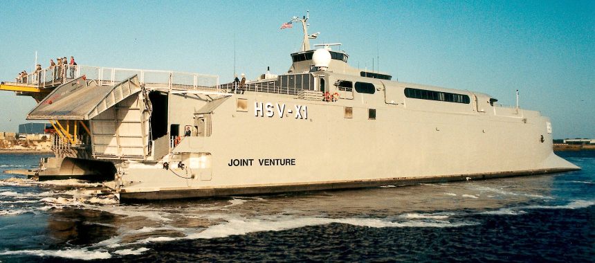 Боевой транспорт HSV X1 Joint Venture швартуется в порту