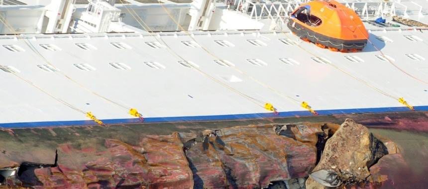 Под лайнером «Costa Concordia» разрушаются скалы