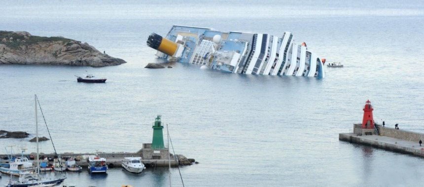 Интерес туристов к затонувшему лайнеру «Costa Concordia» не прекращается