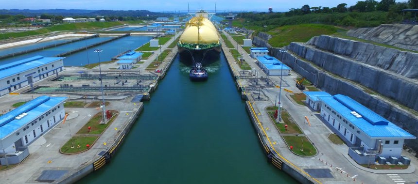 Проход танкера-газовоза через систему шлюзов Панамского канала