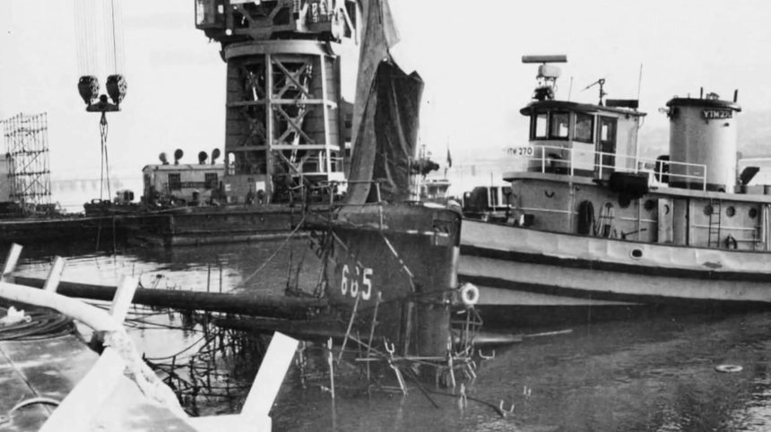 Американская подводная лодка USS Guitarro (SSN-665) после аварии