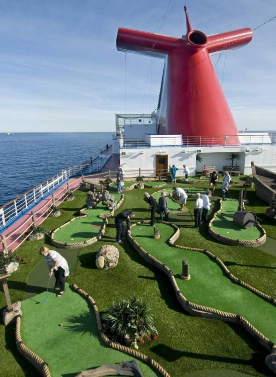 Мини-гольф на лайнере