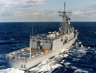 Guided missile frigate USS Gallery (FFG-26) 2