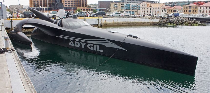 Корабль будущего «Ady Gil» присоединится к миссии по защите китов от японских китобоев
