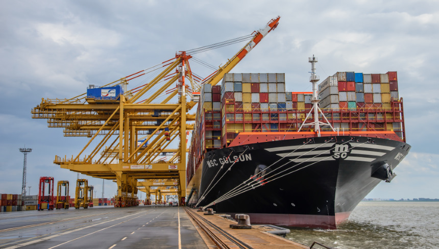 Крупнейший в мире контейнеровоз MSC Gülsün под погрузкой