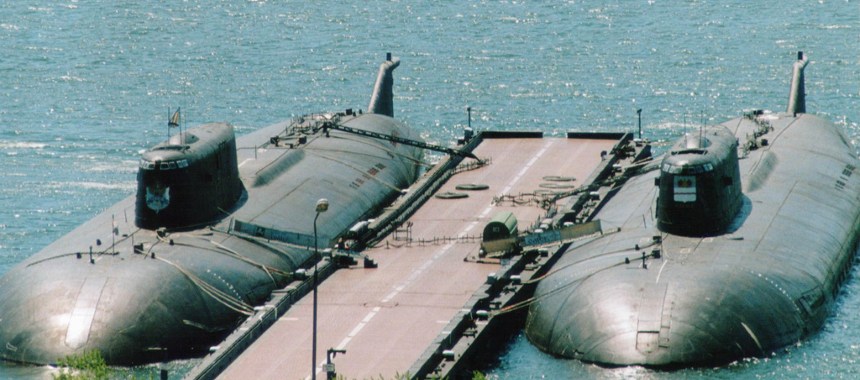 Атомные подводные лодки проекта 949А Томск и Омск у причала