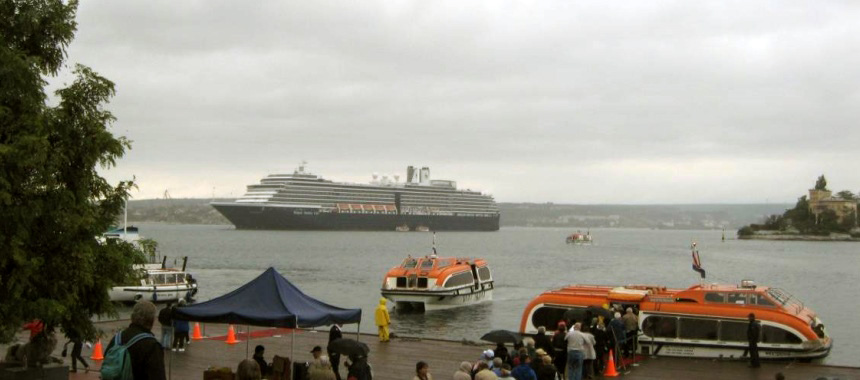 Доставка туристов лайнера на берег осуществляется на моторизованных спасательных шлюпках