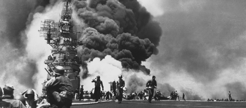 Авианосец USS Bunker Hill атакован двумя японскими камикадзе