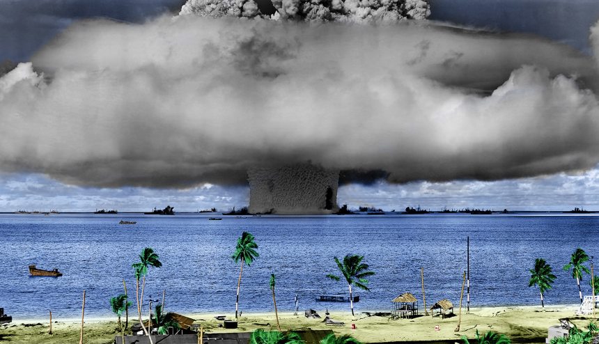 Ядерный взрыв посреди кораблей в атолле Бикини