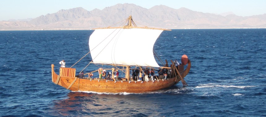 Реплика египетского фараона корабля Min вышел в море
