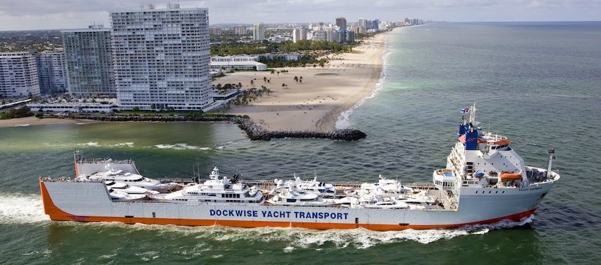 Транспортное судно Yacht Express вышло из Port Everglades с яхтами на борту