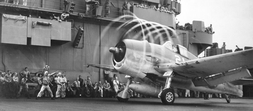 F6F Hellcat готовится к взлету с USS Yorktown (CV-10). Ноябрь 1943 года