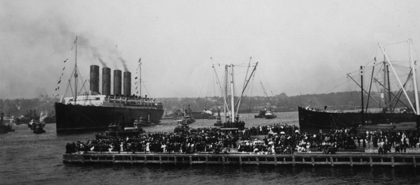 Пассажирское судно Лузитания в порту Ливерпуля
