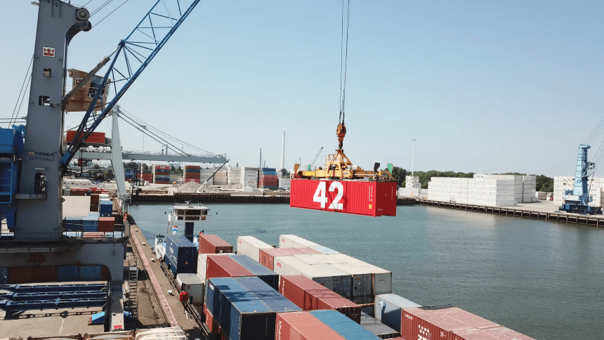 Гипер-умный контейнер 42 покидает порт Роттердама