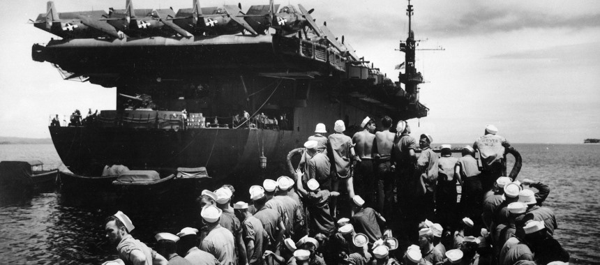 Команда транспорта Liberty прибывает на борт USS Casablanca (CVE-55). 1 апреля 1945 года