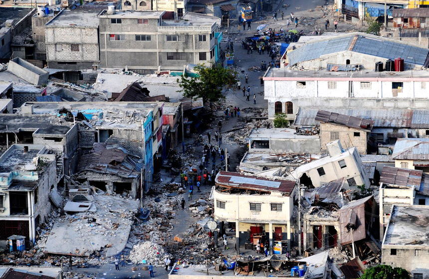 Разрушенные здания города Леоган, Гаити