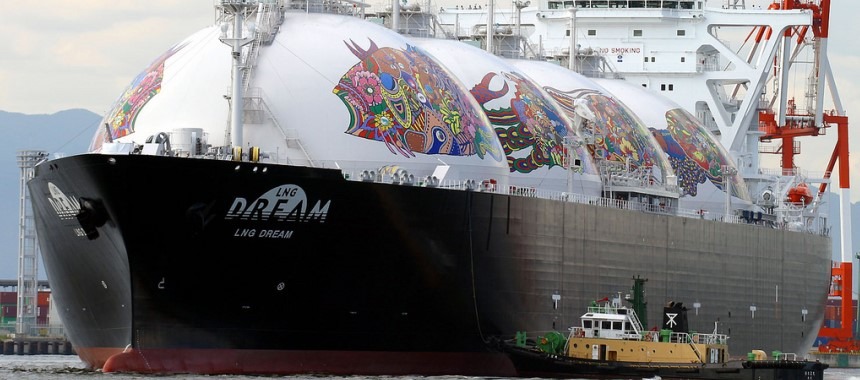 Разрисованный японский танкер-газовоз «LNG Dream»